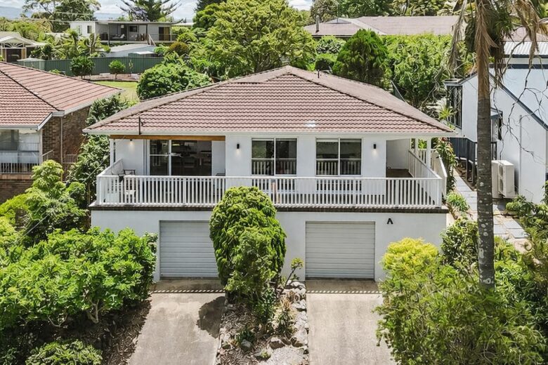 Light-Filled Coastal Living in Mollymook Beach - Mollymook Beach, Australia