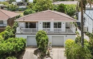 Light-Filled Coastal Living in Mollymook Beach - Mollymook Beach, Australia