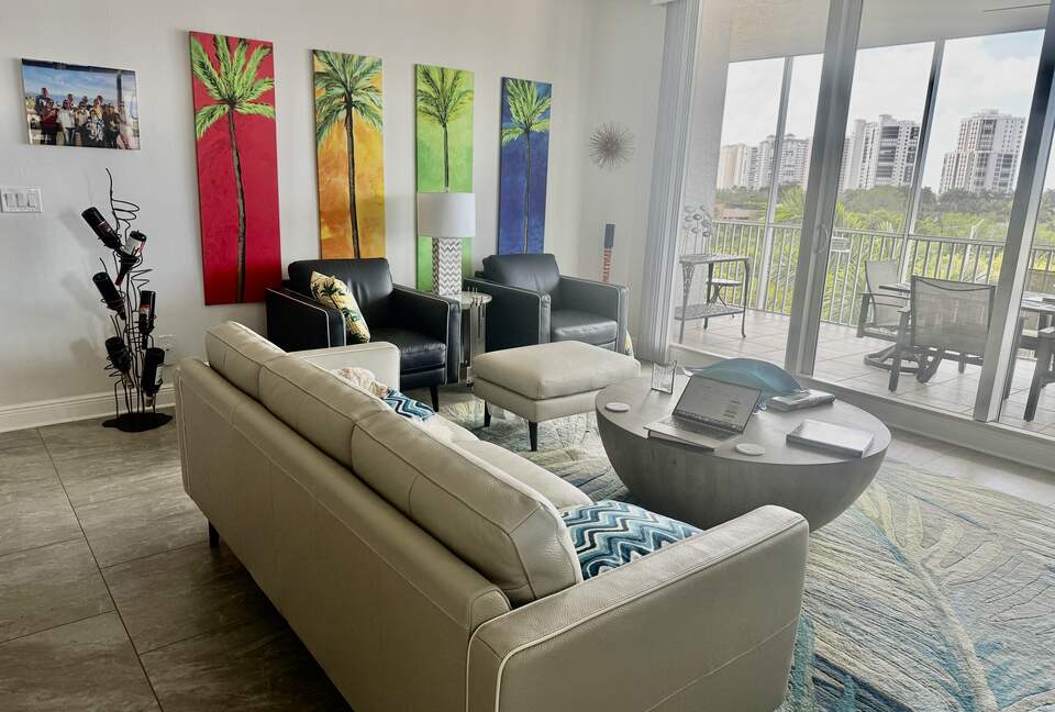 Rare 3 bed, 3 bath condo walkable to the Best Beach in Naples! - Naples, Florida