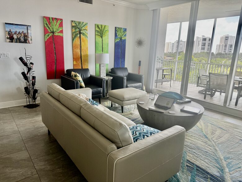 Rare 3 bed, 3 bath condo walkable to the Best Beach in Naples! - Naples, Florida