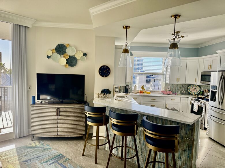 Rare 3 bed, 3 bath condo walkable to the Best Beach in Naples! - Naples, Florida