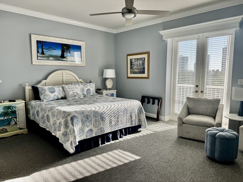 Rare 3 bed, 3 bath condo walkable to the Best Beach in Naples! - Naples, Florida