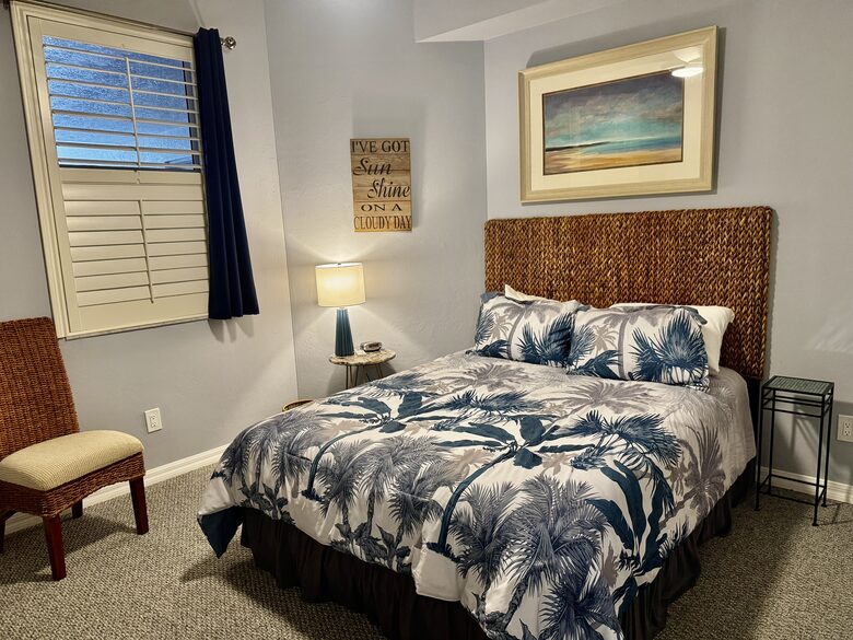 Rare 3 bed, 3 bath condo walkable to the Best Beach in Naples! - Naples, Florida