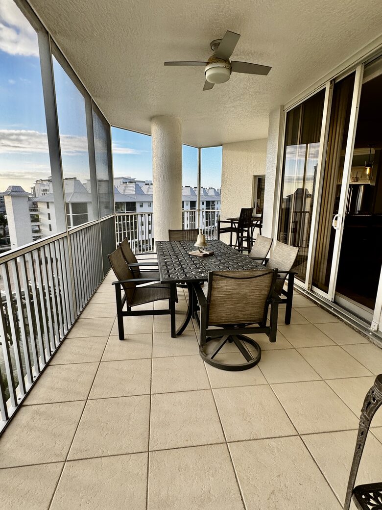 Rare 3 bed, 3 bath condo walkable to the Best Beach in Naples! - Naples, Florida