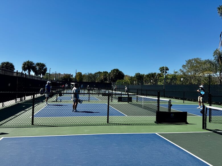 Rare 3 bed, 3 bath condo walkable to the Best Beach in Naples! - Naples, Florida