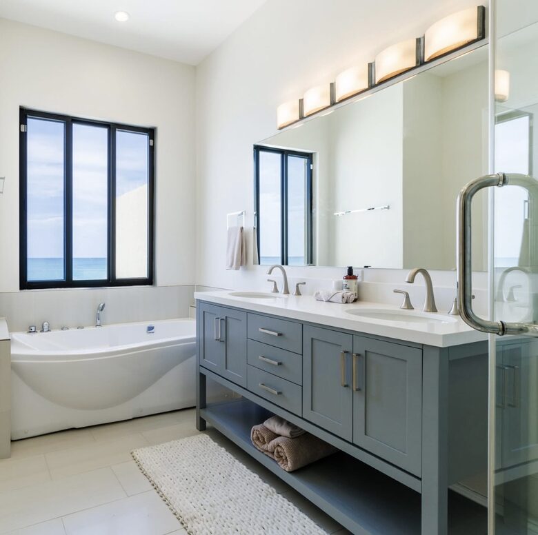 Master en suite bathroom