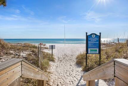 The Pink Shell Destin | Spacious Family Retreat Near Beaches - Destin, Florida