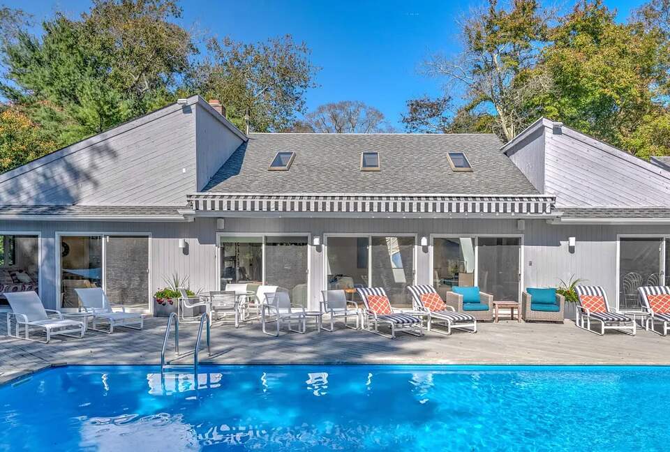 Light-Filled Hamptons Escape with Expansive Living - Southampton, New York