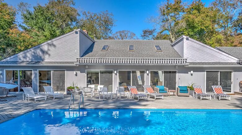 Light-Filled Hamptons Escape with Expansive Living - Southampton, New York