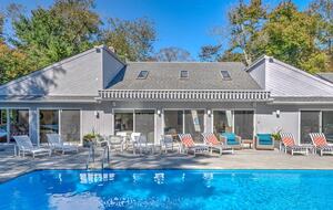 Light-Filled Hamptons Escape with Expansive Living - Southampton, New York