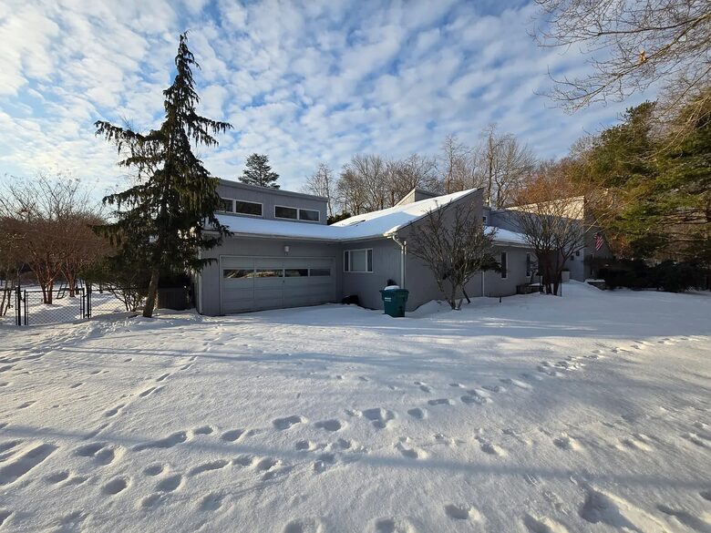 Light-Filled Hamptons Escape with Expansive Living - Southampton, New York