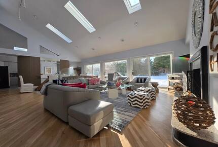 Light-Filled Hamptons Escape with Expansive Living - Southampton, New York