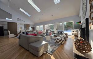 Light-Filled Hamptons Escape with Expansive Living - Southampton, New York