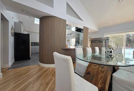 Light-Filled Hamptons Escape with Expansive Living - Southampton, New York