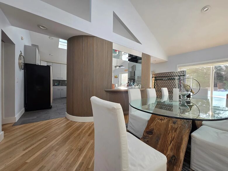 Light-Filled Hamptons Escape with Expansive Living - Southampton, New York