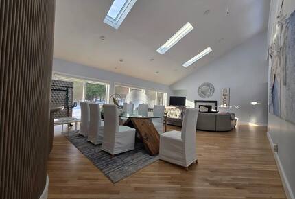 Light-Filled Hamptons Escape with Expansive Living - Southampton, New York