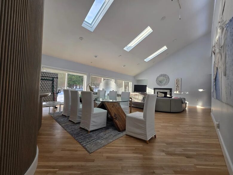 Light-Filled Hamptons Escape with Expansive Living - Southampton, New York