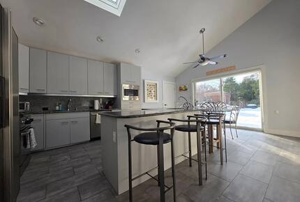 Light-Filled Hamptons Escape with Expansive Living - Southampton, New York