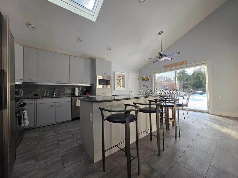 Light-Filled Hamptons Escape with Expansive Living - Southampton, New York