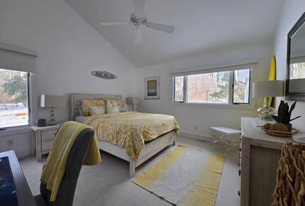 Light-Filled Hamptons Escape with Expansive Living - Southampton, New York