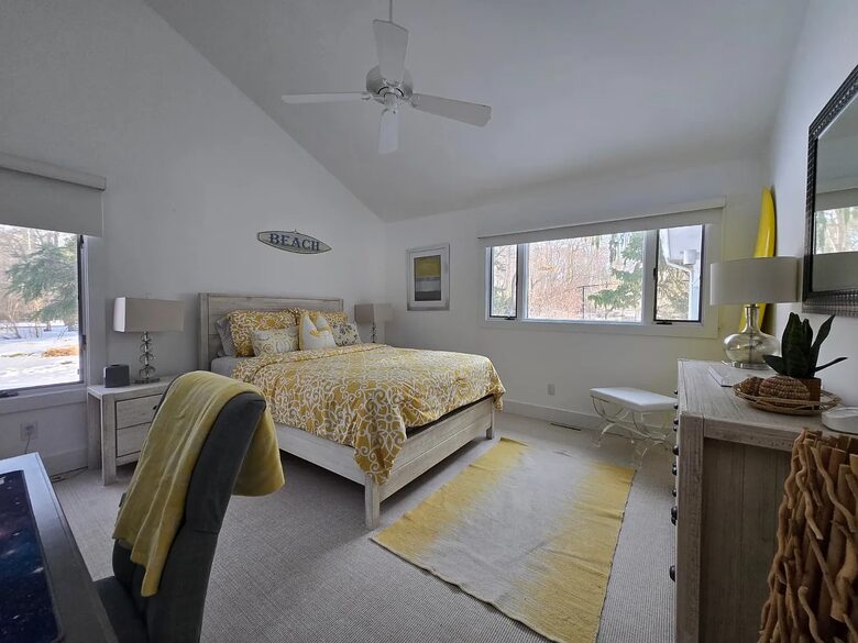 Light-Filled Hamptons Escape with Expansive Living - Southampton, New York