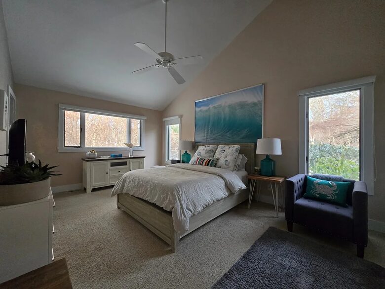 Light-Filled Hamptons Escape with Expansive Living - Southampton, New York