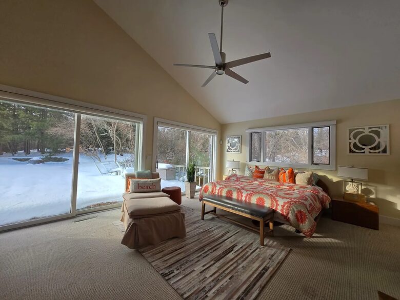 Light-Filled Hamptons Escape with Expansive Living - Southampton, New York