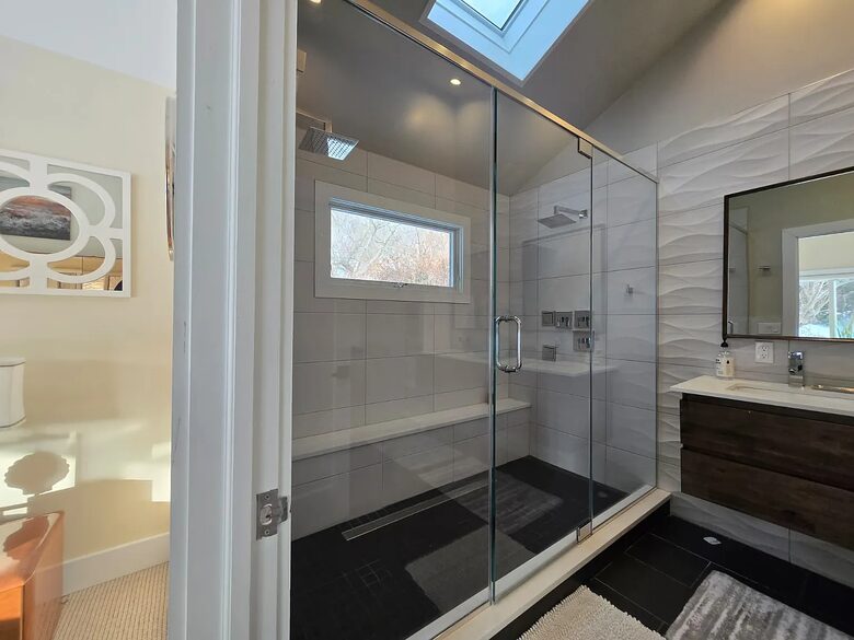 Light-Filled Hamptons Escape with Expansive Living - Southampton, New York