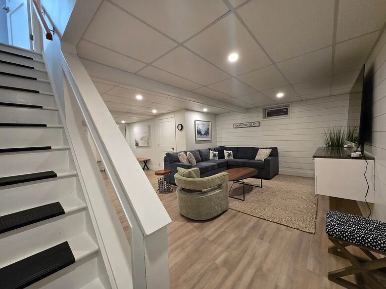 Light-Filled Hamptons Escape with Expansive Living - Southampton, New York