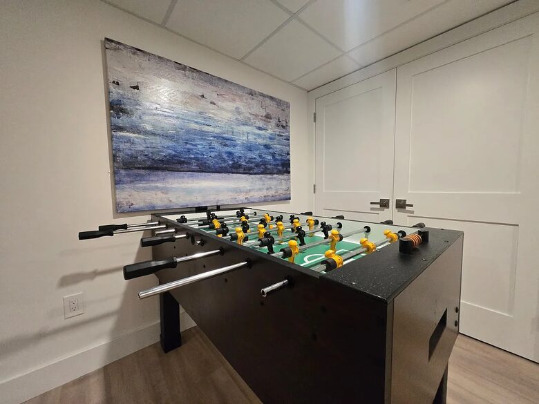 Light-Filled Hamptons Escape with Expansive Living - Southampton, New York