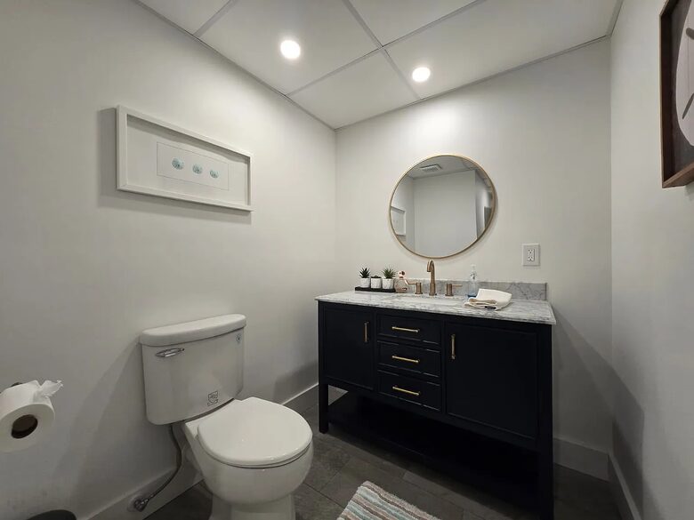 Light-Filled Hamptons Escape with Expansive Living - Southampton, New York