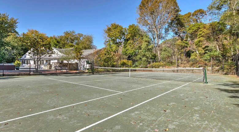 Light-Filled Hamptons Escape with Expansive Living - Southampton, New York