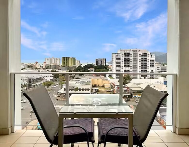 A Modern Oceanview Apartment in Cairns with Rooftop Pool & Spa - Cairns City, Australia