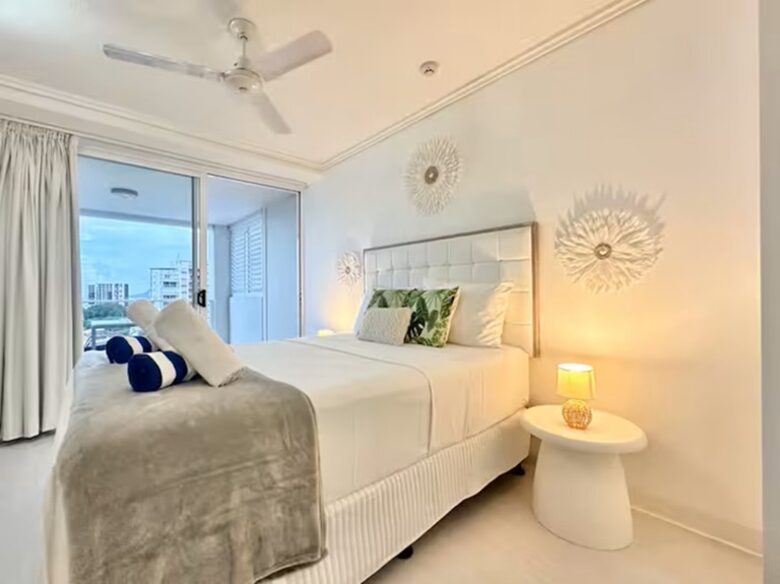 A Modern Oceanview Apartment in Cairns with Rooftop Pool & Spa - Cairns City, Australia
