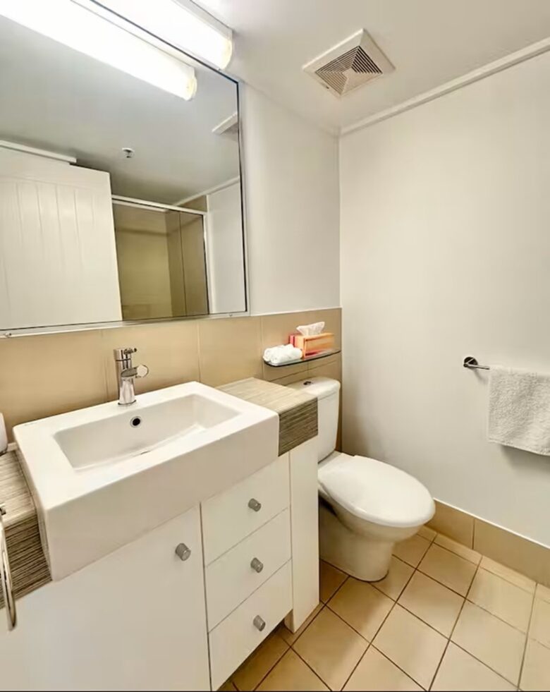 A Modern Oceanview Apartment in Cairns with Rooftop Pool & Spa - Cairns City, Australia