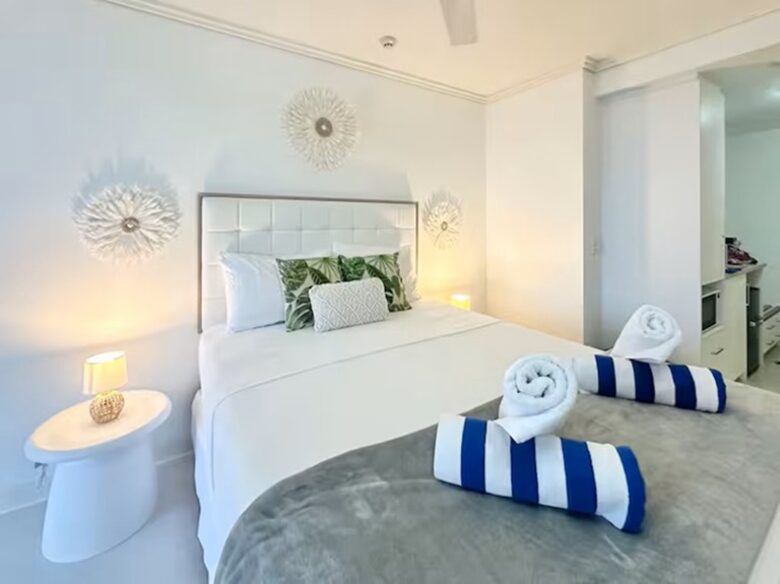 A Modern Oceanview Apartment in Cairns with Rooftop Pool & Spa - Cairns City, Australia