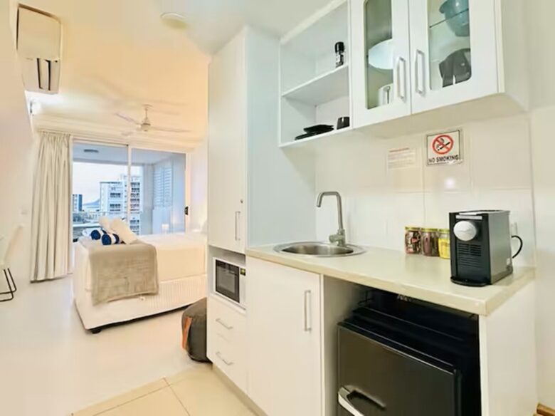 A Modern Oceanview Apartment in Cairns with Rooftop Pool & Spa - Cairns City, Australia