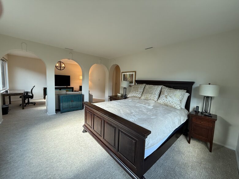 master bedroom w/sitting area