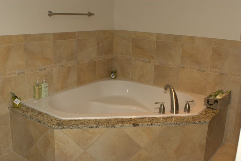 2 jetted tubs - this one in the master