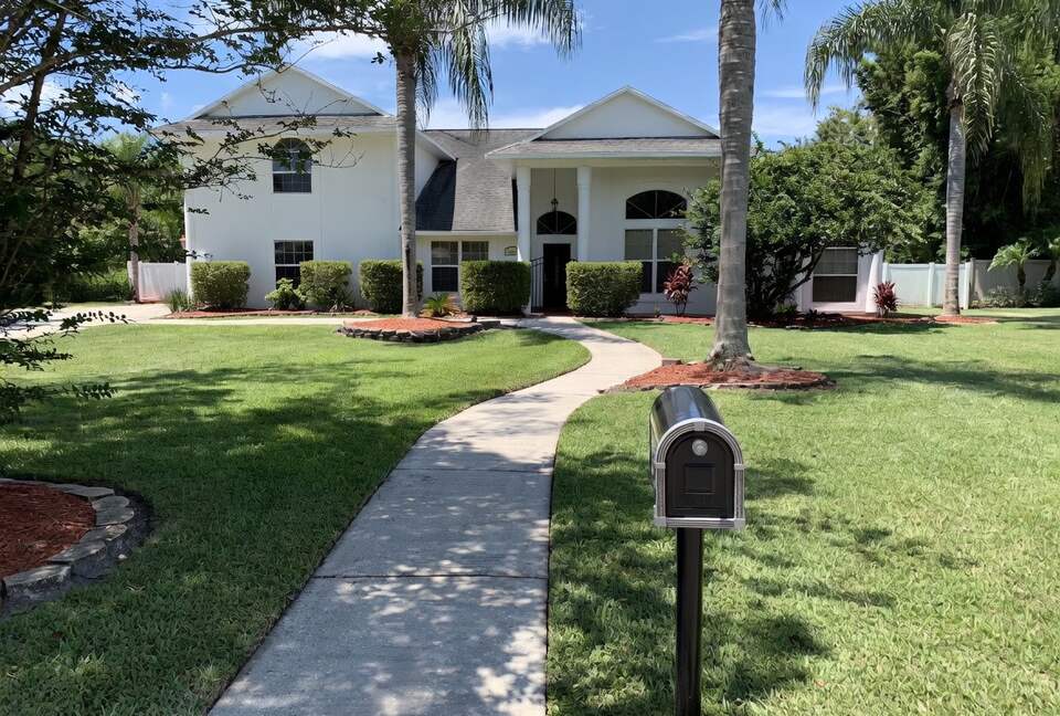 Waterside Elegance Near Disney - Kissimmee, Florida