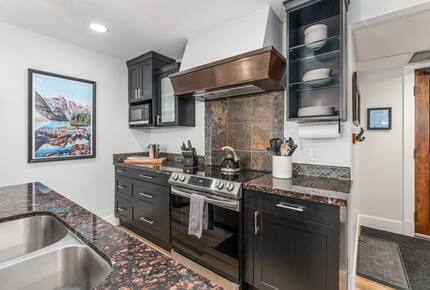 Canmore Mountain Retreat at Solara Resort - Canmore, Canada