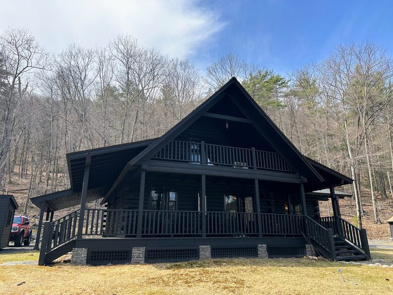 Private Catskills Log Retreat Near Woodstock - Bearsville, New York