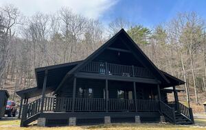 Private Catskills Log Retreat Near Woodstock - Bearsville, New York