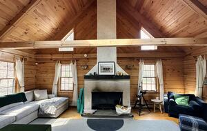Private Catskills Log Retreat Near Woodstock - Bearsville, New York
