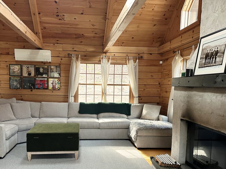Private Catskills Log Retreat Near Woodstock - Bearsville, New York
