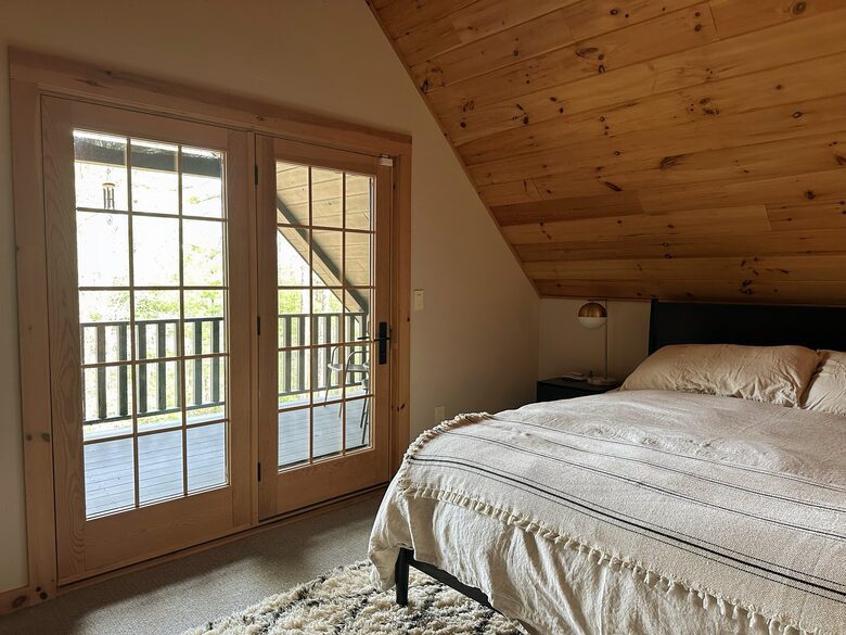 Private Catskills Log Retreat Near Woodstock - Bearsville, New York