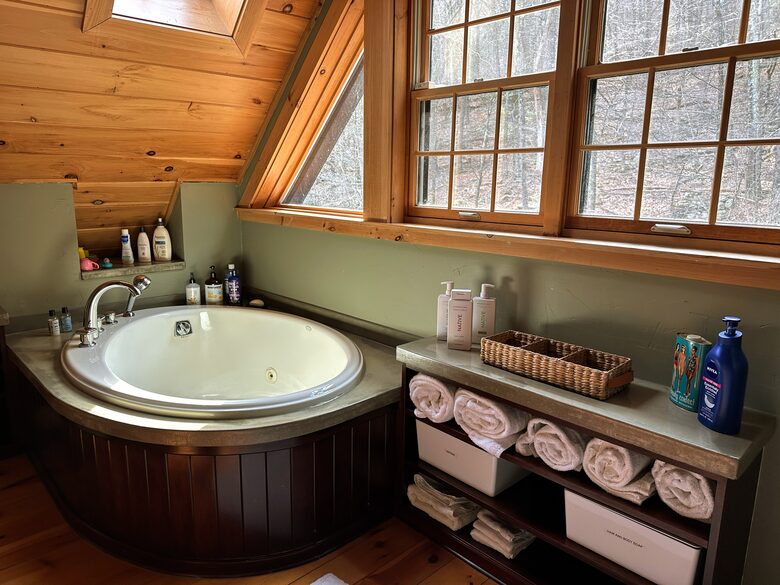 Private Catskills Log Retreat Near Woodstock - Bearsville, New York