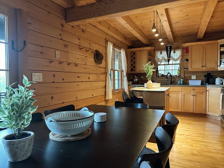 Private Catskills Log Retreat Near Woodstock - Bearsville, New York