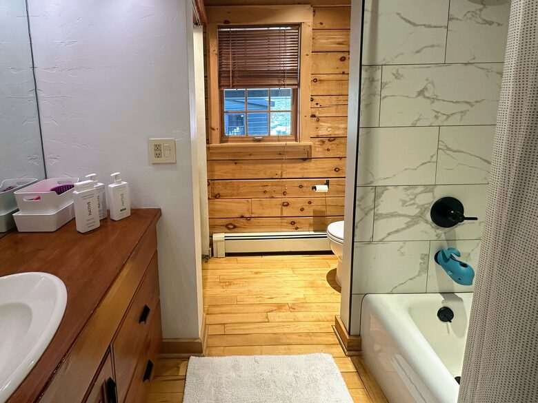 Private Catskills Log Retreat Near Woodstock - Bearsville, New York