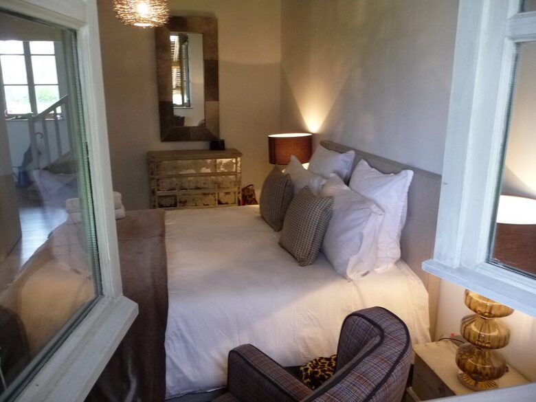 18th Century Inspired Getaway Adjoining a Castle Estate - Saint-Germain-du-Bois, France